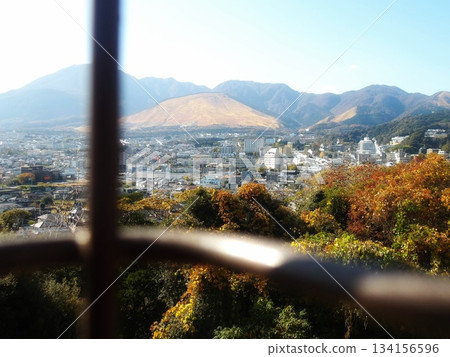 從湯牟裡展望台眺望別府鐵輪溫泉街和鶴見山的秋景 134156596