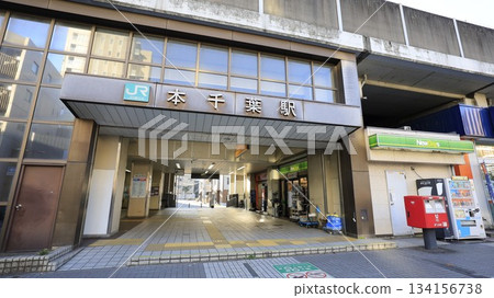 本千葉站東口,JR外房線車站,JR內房列車也在此停靠。 本千葉站東口,JR外房線車站,JR內房列車也在此停靠。 134156738