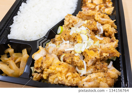 美味的中式便當，炸雞便當 134156764