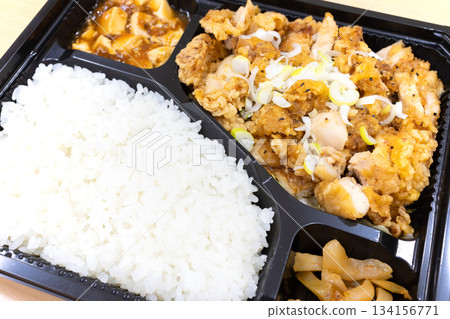 美味的中式便當,炸雞便當 美味的中式便當,炸雞便當 134156771