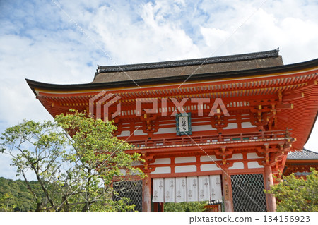 Niomon Gate of Kiyomizu-dera Temple (Kyoto City, Kyoto Prefecture) Niomon Gate of Kiyomizu-dera Temple (Kyoto City, Kyoto Prefecture) 134156923