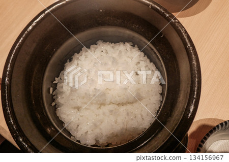 Soft and shiny rice cooked in a clay pot 134156967
