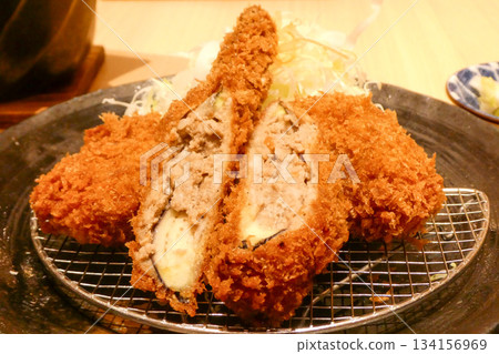 在使用國產豬排的餐廳享用午餐 在使用國產豬排的餐廳享用午餐 134156969