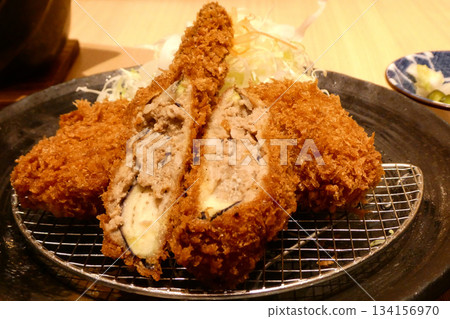 在使用國產豬排的餐廳享用午餐 134156970