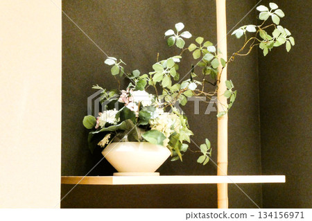 炸豬排餐廳內的逼真人造花 炸豬排餐廳內的逼真人造花 134156971
