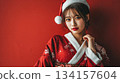 一位身穿日式聖誕老人服裝的女子 134157604