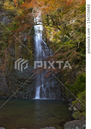 秋日清澈見底的瀑布 134158668