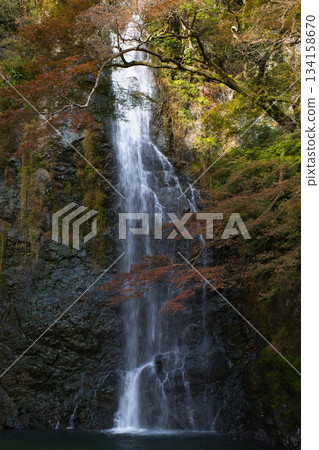 秋日陽光下的瀑布 秋日陽光下的瀑布 134158670