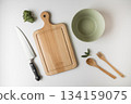 白色背景上的乾淨廚房用具套裝/烹飪圖片 134159075
