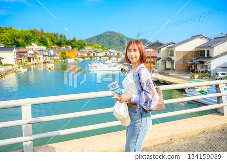 港口小鎮上的女遊客 134159089