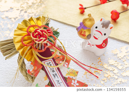 以馬年為主題的新年背景，並飾以各種裝飾。 134159355