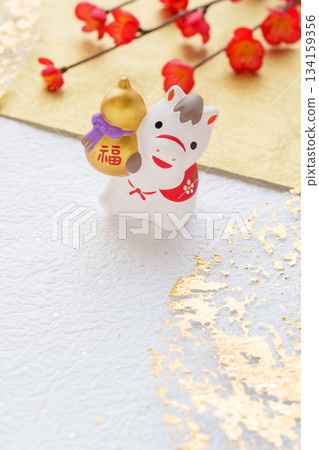 以馬匹飾品和紅梅花為主題的新年背景 134159356