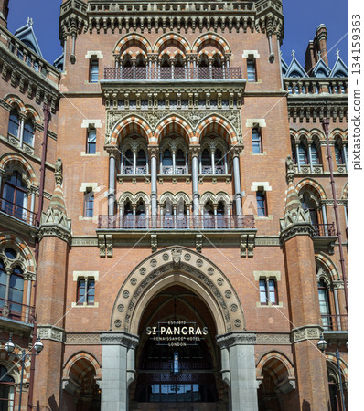 Stunning outside entrance of the gothic building where the St. Pancras Renaissance Hotel. 134159363