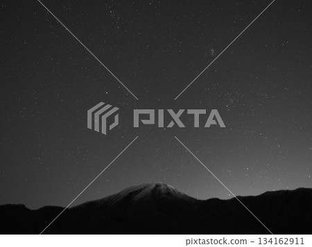 Chariot and the Pleiades star cluster above the snowy mountains (m20251209185529) Chariot and the Pleiades star cluster above the snowy mountains (m20251209185529) 134162911