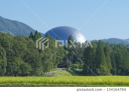 從鄉間眺望福井縣立恐龍博物館的恐龍館 134164769