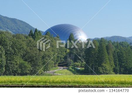 從鄉間眺望福井縣立恐龍博物館的恐龍館 134164770