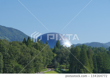 從鄉間眺望福井縣立恐龍博物館的恐龍館 134164772