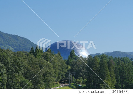 從鄉間眺望福井縣立恐龍博物館的恐龍館 134164773