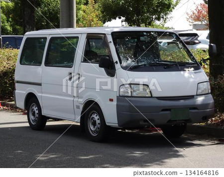 在停車場排隊的汽車 134164816