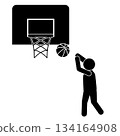 一個人將籃球投進籃框的剪影插圖 134164908