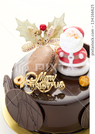 巧克力聖誕蛋糕。一張濃鬱巧克力蛋糕的照片,突顯了蛋糕的質感。 巧克力聖誕蛋糕。一張濃鬱巧克力蛋糕的照片,突顯了蛋糕的質感。 134166625