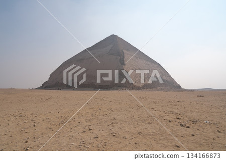 Refracting pyramid 134166873