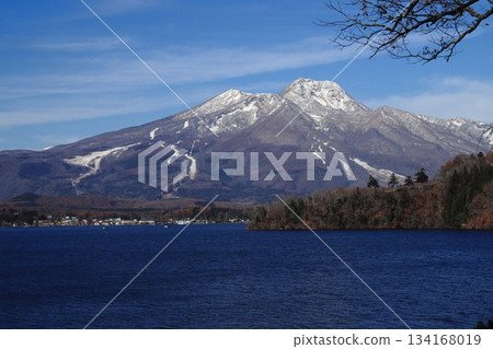 【長野縣】野尻湖和妙高山雪山的壯麗景色 【長野縣】野尻湖和妙高山雪山的壯麗景色 134168019