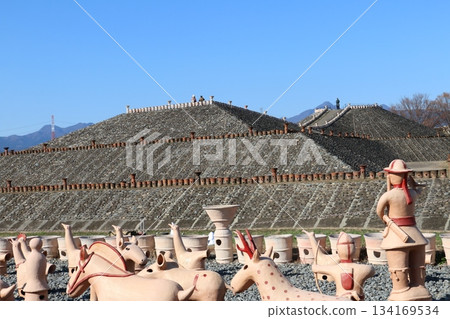 Yahatazuka Kofun restored to its original appearance 1500 years ago Yahatazuka Kofun restored to its original appearance 1500 years ago 134169534