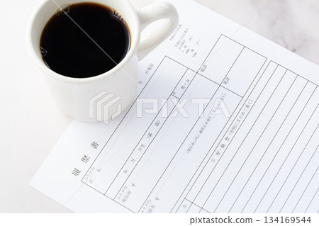 履歷 - 一邊喝咖啡一邊準備求職履歷的圖片(求職) 履歷 - 一邊喝咖啡一邊準備求職履歷的圖片(求職) 134169544