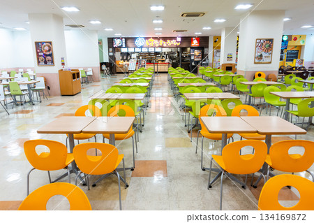 在東京調布市若馬町島田住宅仙川分店的美食廣場享用午餐 在東京調布市若馬町島田住宅仙川分店的美食廣場享用午餐 134169872