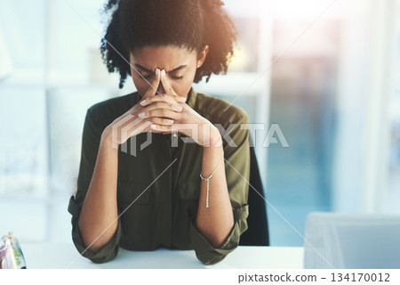 Headache, frustrated and business woman in office with problem, mistake and working on deadline. Burnout, anxiety and African female worker with worry, stressed out and migraine thinking of solution 134170012