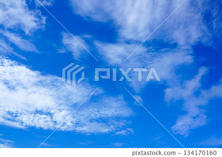 天空色彩斑斕，薄雲輕盈。 134170160