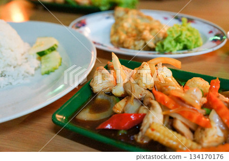 A set menu of stir-fried chicken and vegetables served at a Malaysian restaurant 134170176