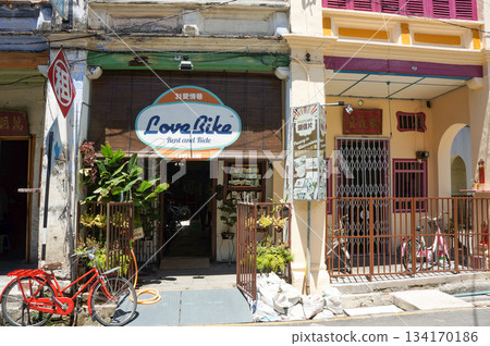 一座出售藝術品的商店所在的建築物的外觀 一座出售藝術品的商店所在的建築物的外觀 134170186