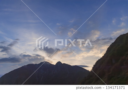 從唐澤眺望清晨的雲霧和山巒。 從唐澤眺望清晨的雲霧和山巒。 134171371