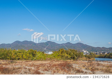 京都桂川河岸初冬景色 134171628