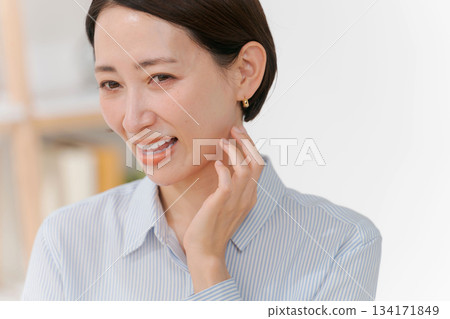 Woman touching her chin and neck 134171849