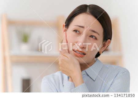 一個牙痛的女人 134171850