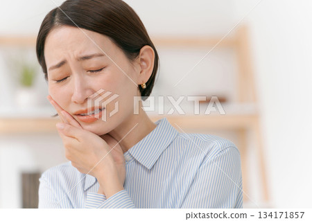 一個牙痛的女人 134171857