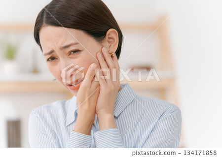 一個牙痛的女人 134171858