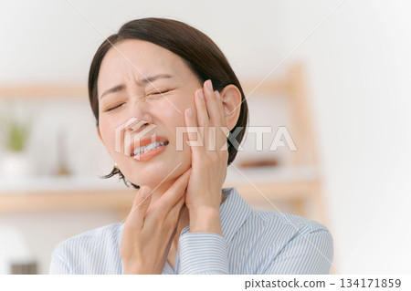 A woman with a toothache 134171859