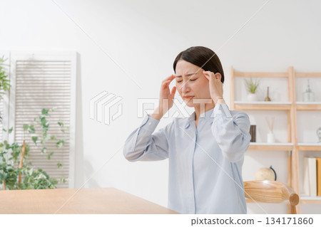 一個女人患頭痛 一個女人患頭痛 134171860