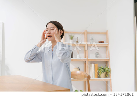 一個女人患頭痛 一個女人患頭痛 134171861