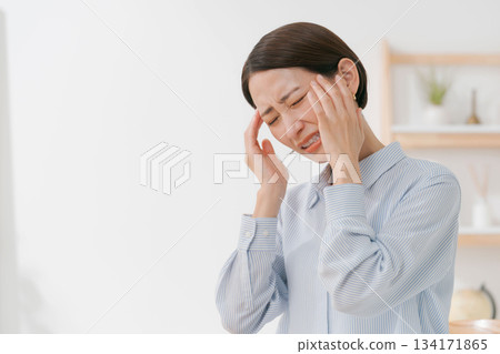 一個患有頭痛的女人 134171865