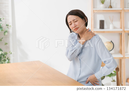 患有肩膀僵硬的女人 134171872