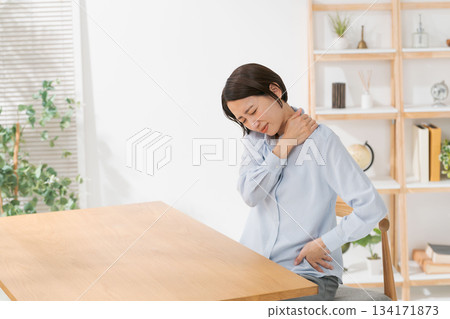 患有肩膀僵硬的女人 134171873