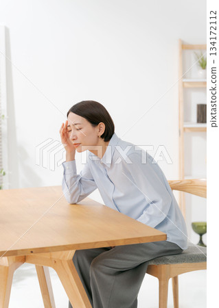 一個女人患頭痛 134172112