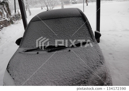 一輛汽車被雪覆蓋 一輛汽車被雪覆蓋 134172390