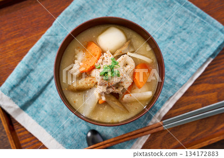 豚汁（味噌湯，裡面有很多豬肉和根莖類蔬菜） 134172883