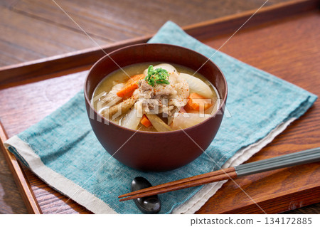 豚汁（味噌湯，裡面有很多豬肉和根莖類蔬菜） 134172885